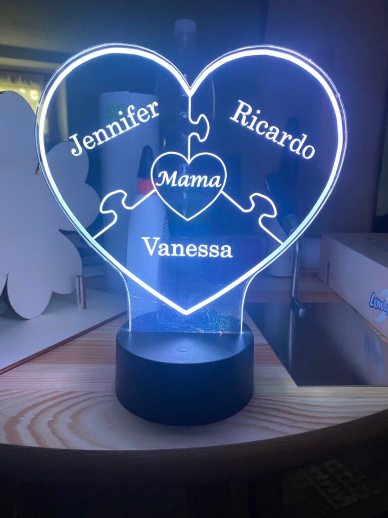 Leuchtendes Herz mit drei Namen als Puzzle-Elemente – perfekte Geschenkidee für Familie und Liebe.