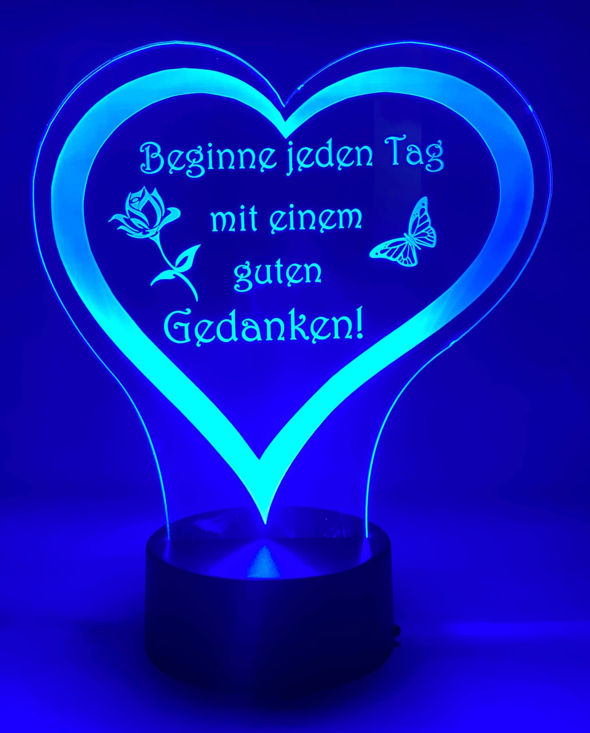 Leuchtendes Herz mit Spruch: Beginne jeden Tag mit einem guten Gedanken! Butterfly und Rose-Design, blaues Licht.