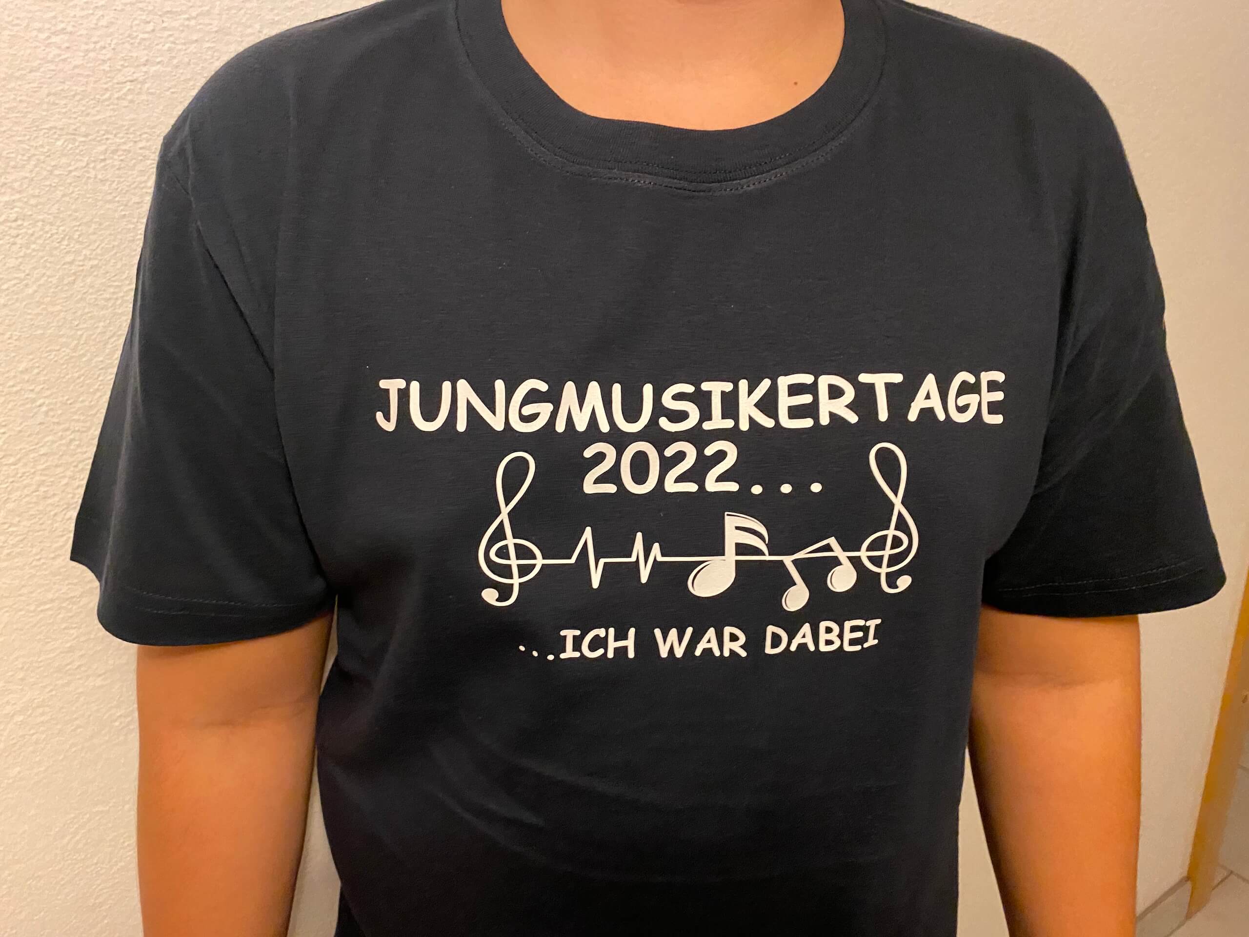 T-Shirt mit der Aufschrift „Jungmusikertage 2022... Ich war dabei“ in musikalischem Design.