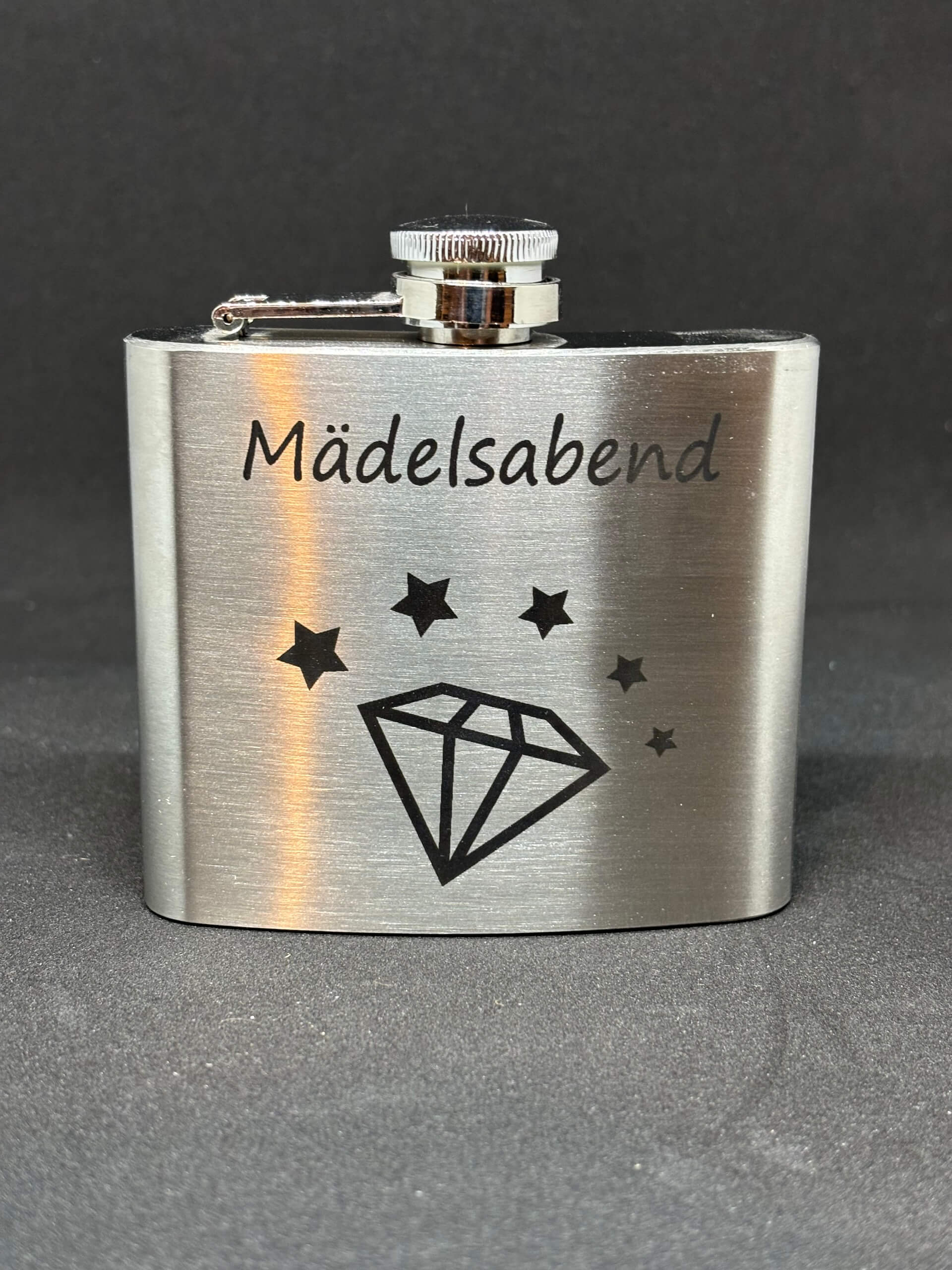 Edelstahl-Flachmann mit Mädelsabend-Gravur, Sternen und Diamant-Design auf schwarzem Hintergrund. Perfekt für Mädelsabende.