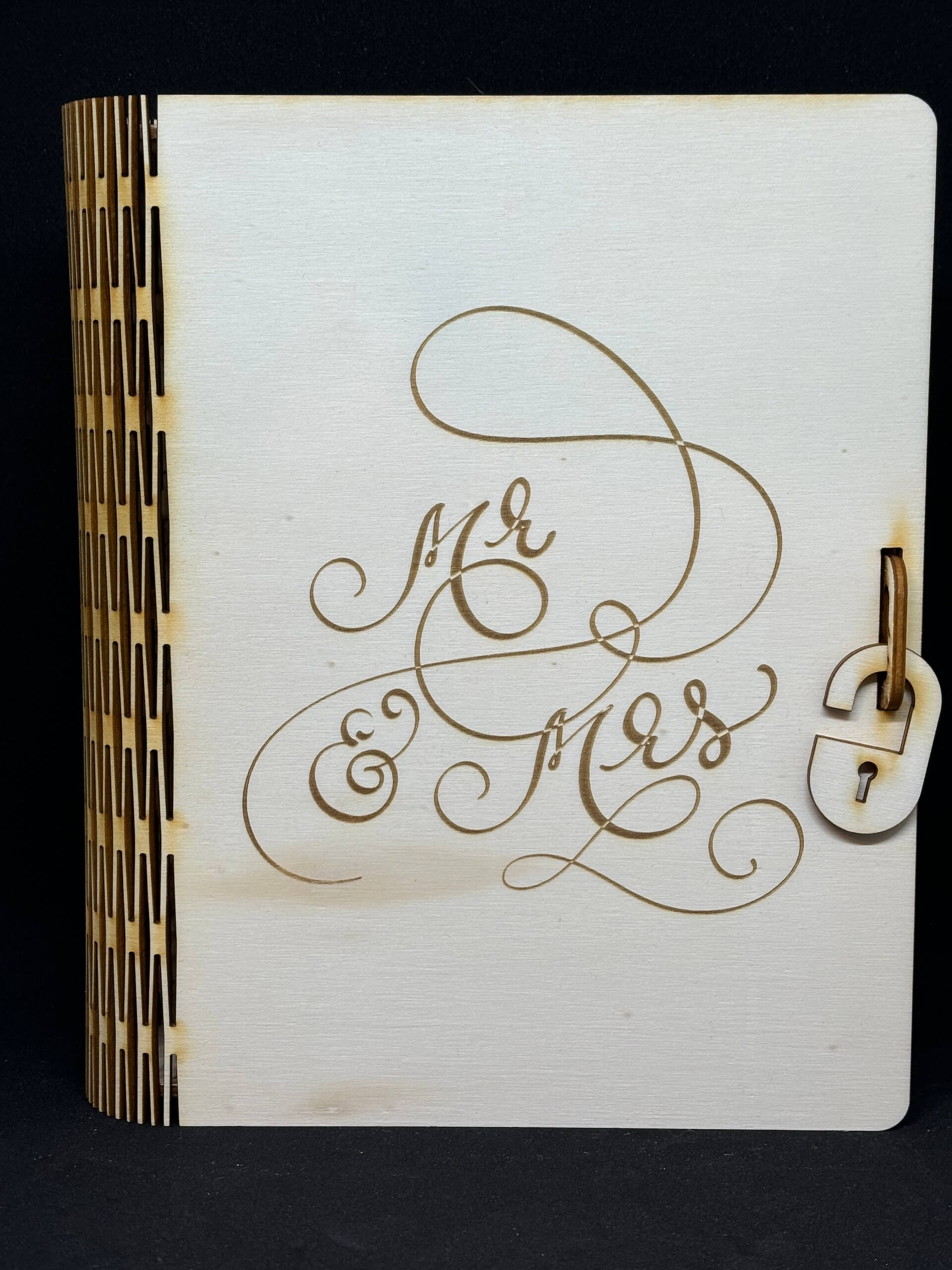 Holzalbum mit Gravur Mr & Mrs und dekorativem Schlossdesign, ideal als Hochzeitsgeschenk zur Erinnerung.