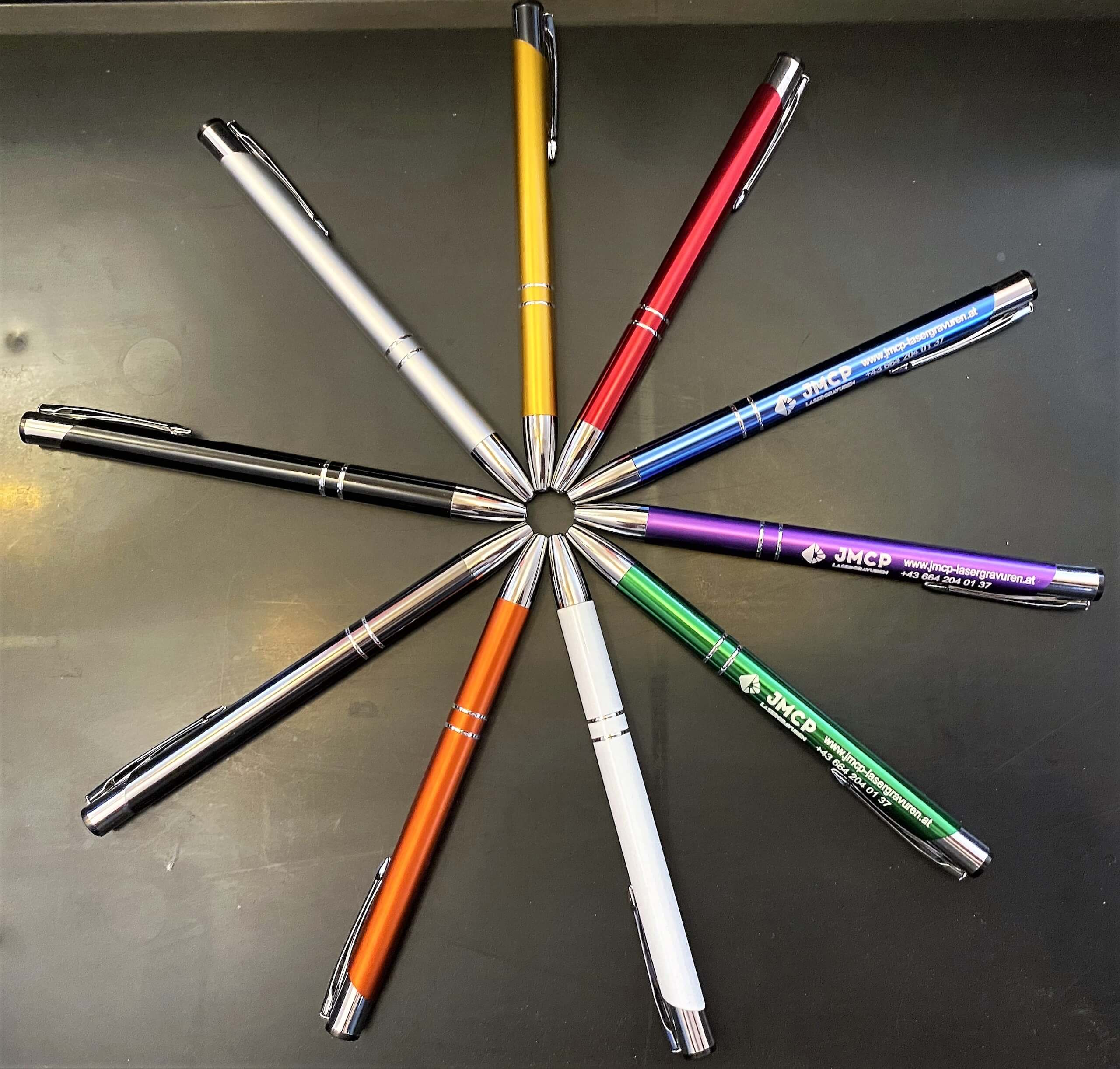 Bunte Stifte in Form eines Kreises auf schwarzem Hintergrund, perfekt für kreative Büro- oder Schulprojekte.
