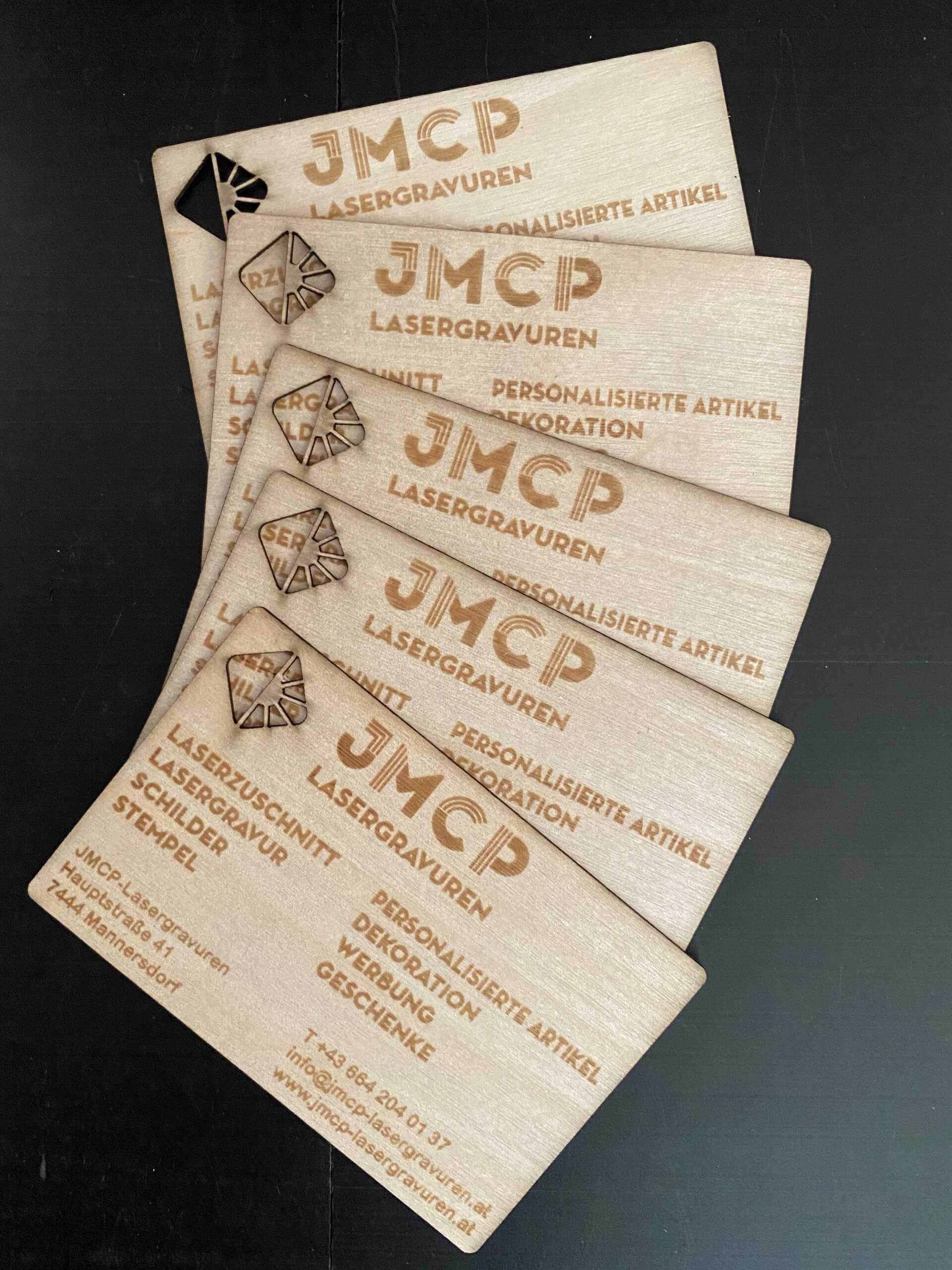 JMCP Holzgravuren und personalisierte Artikel, ideal für Dekoration, Geschenke und Werbezwecke.