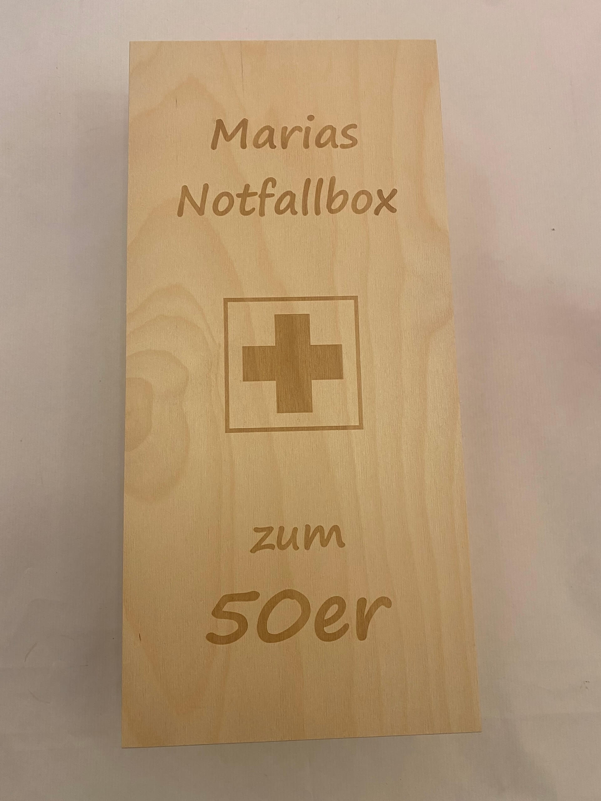 Holzbox mit Gravur Marias Notfallbox zum 50er und einem Kreuzzeichen - Geschenkidee zum 50. Geburtstag.