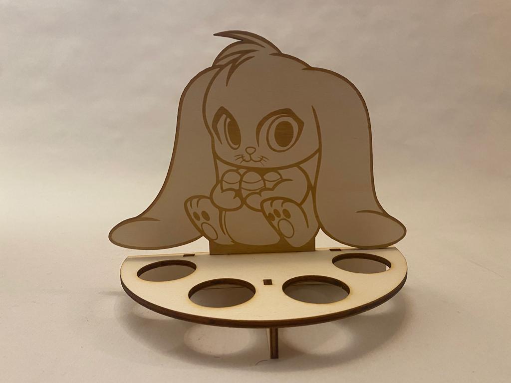 Lasergravierte Häschenfigur aus Holz auf einem Halter mit mehreren Öffnungen, ideal für personalisierte Geschenke.