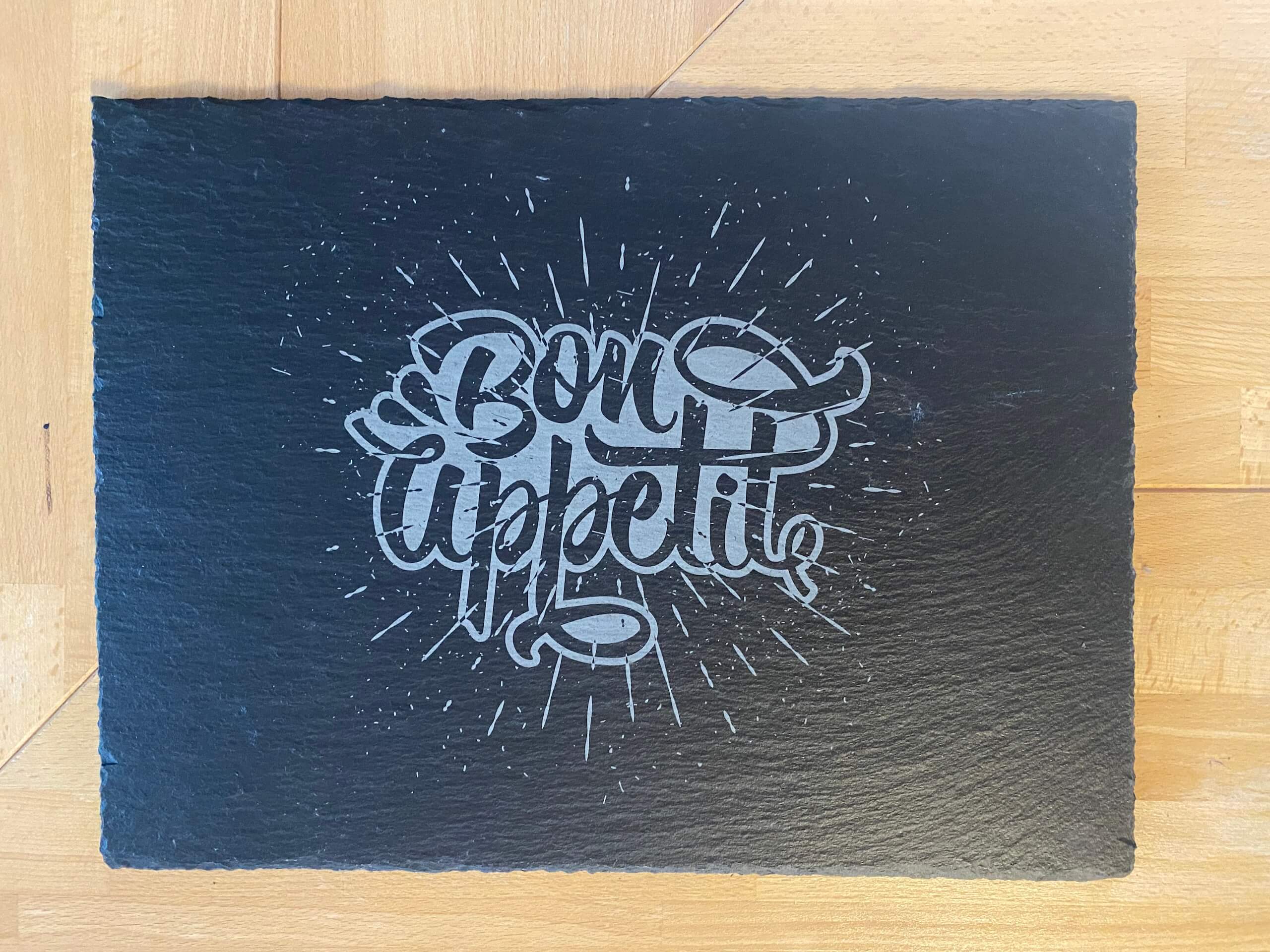 Tafel mit handgeschriebenem Bon Appetit auf Holzoberfläche, ideal für Küchendekoration und stilvolle Essenseinladungen.