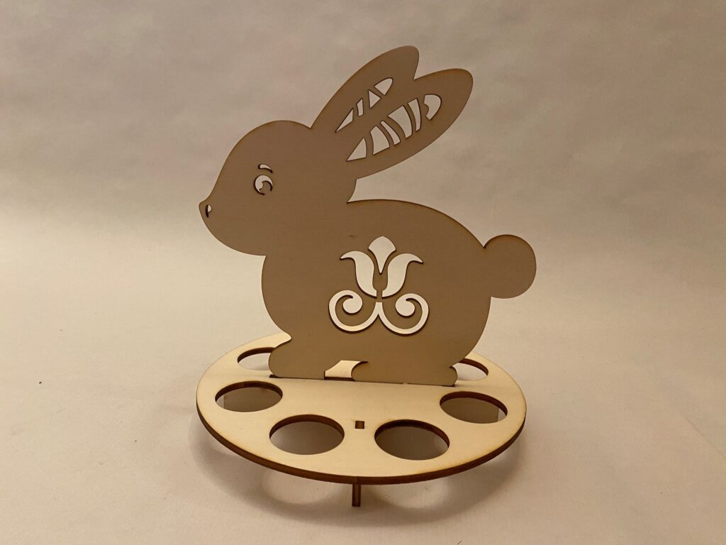 Dekofigur aus Holz in Form eines Hasen mit Verzierungen, ideal für personalisierte Lasergravuren und Geschenke.
