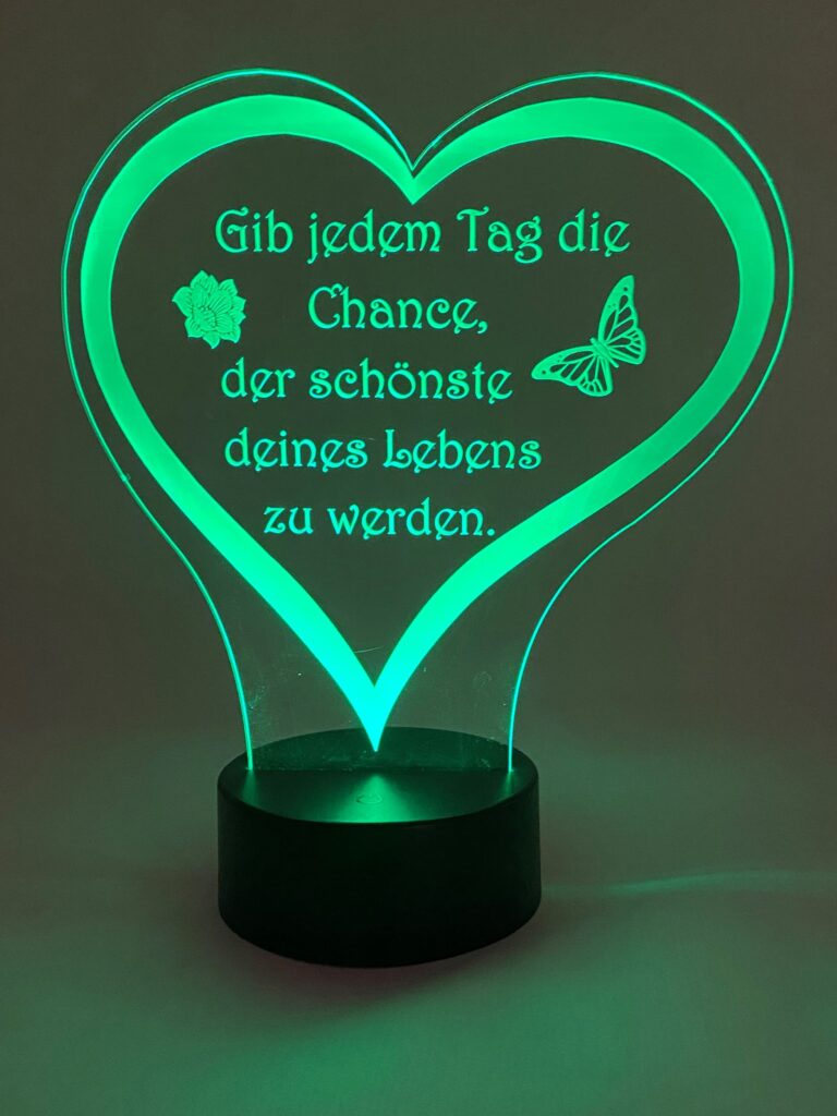 Herzförmiges, grünes Leuchtschild mit inspirierender Gravur und Schmetterlingsmotiv, ideal für personalisierte Geschenke.