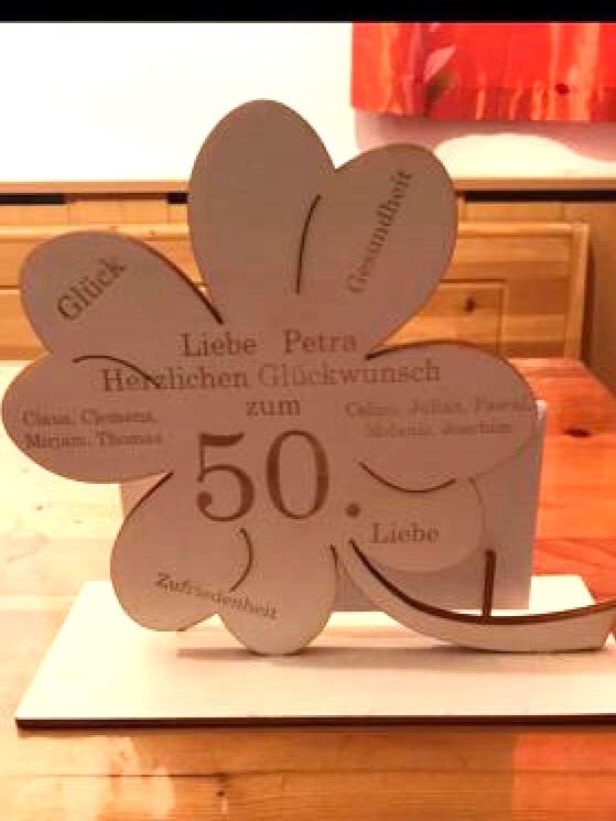 Holzdeko in Kleeblattform mit Gravur zum 50. Geburtstag, personalisiert mit Namen und guten Wünschen.