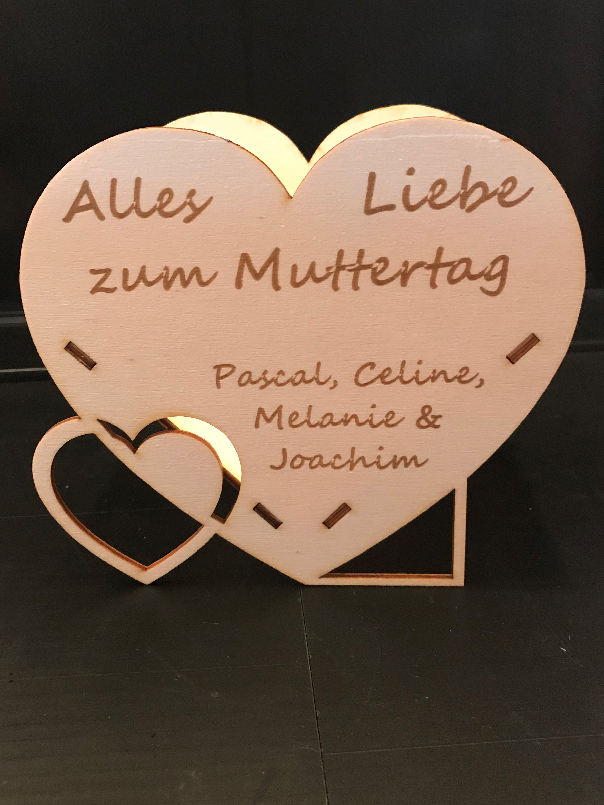 Herzförmige Holzgravur mit Alles Liebe zum Muttertag und Namen als persönliches Geschenk von JMCP Lasergravuren.