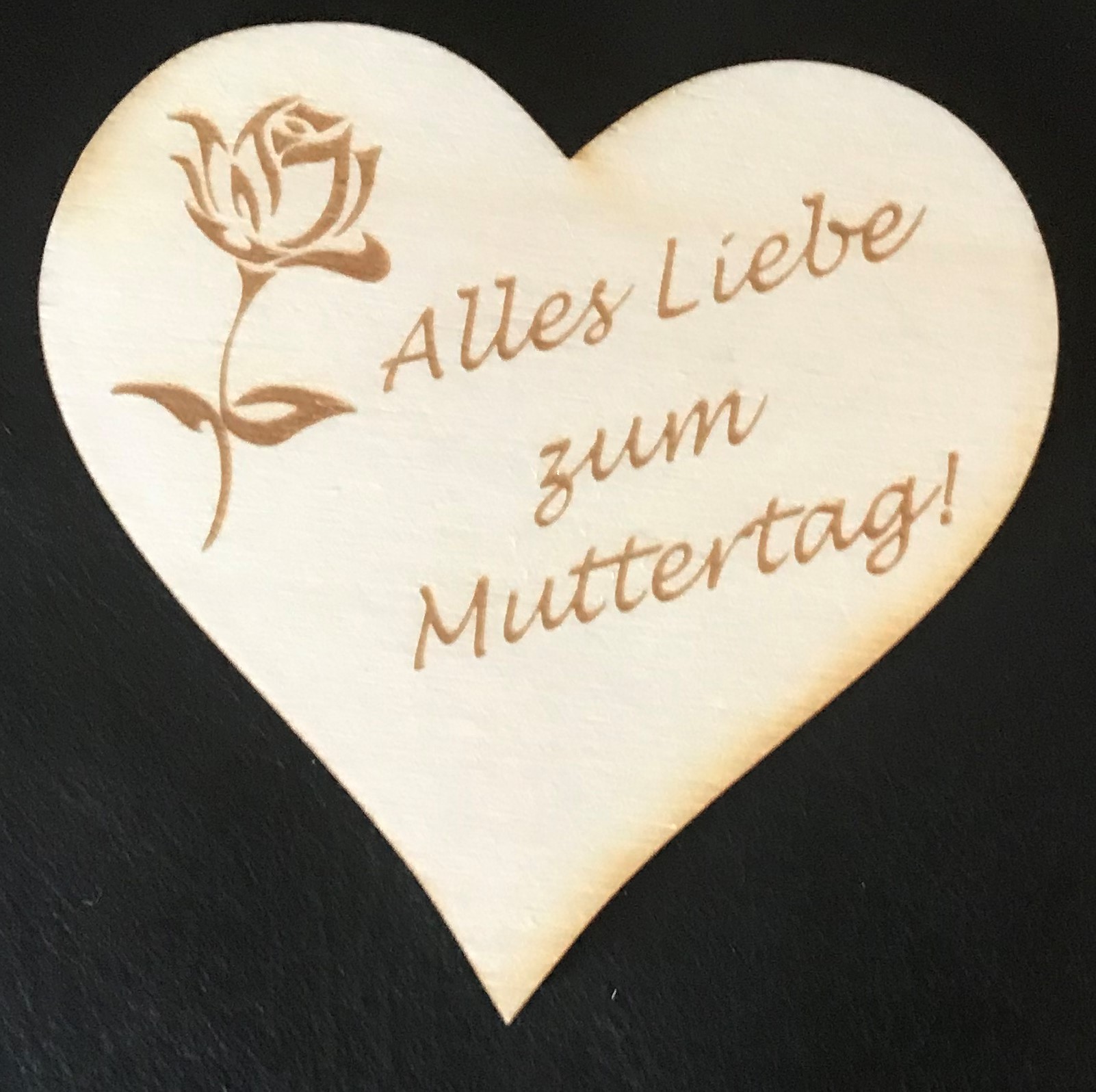 Holzherz mit Gravur Alles Liebe zum Muttertag und Rosenmotiv, als herzliche Geste zum Ehrentag der Mütter.