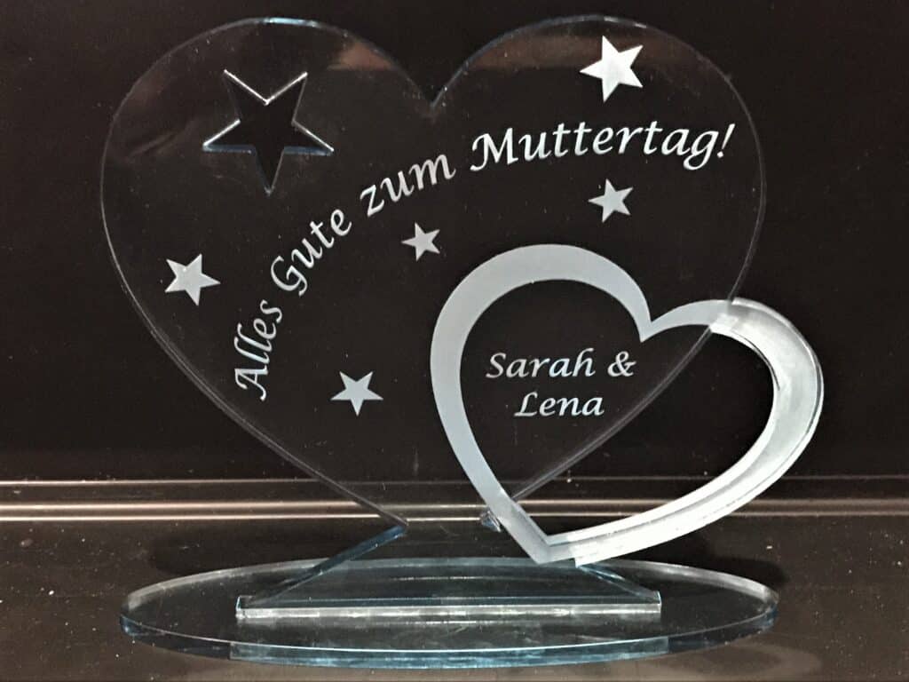 Herzförmige Glasgravur mit Sternen, Alles Gute zum Muttertag!, und Namen Sarah & Lena, personalisiertes Geschenk.
