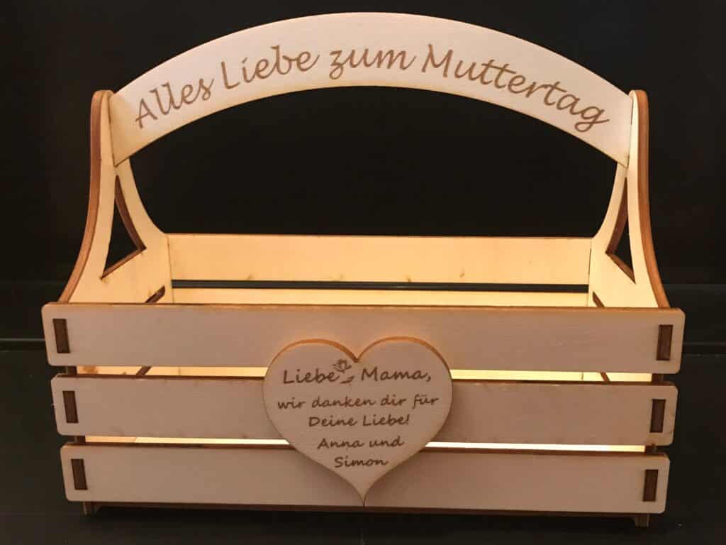 Holzkiste mit Lasergravur Alles Liebe zum Muttertag und personalisierter Botschaft auf Herz vorne, ideal als Geschenk.