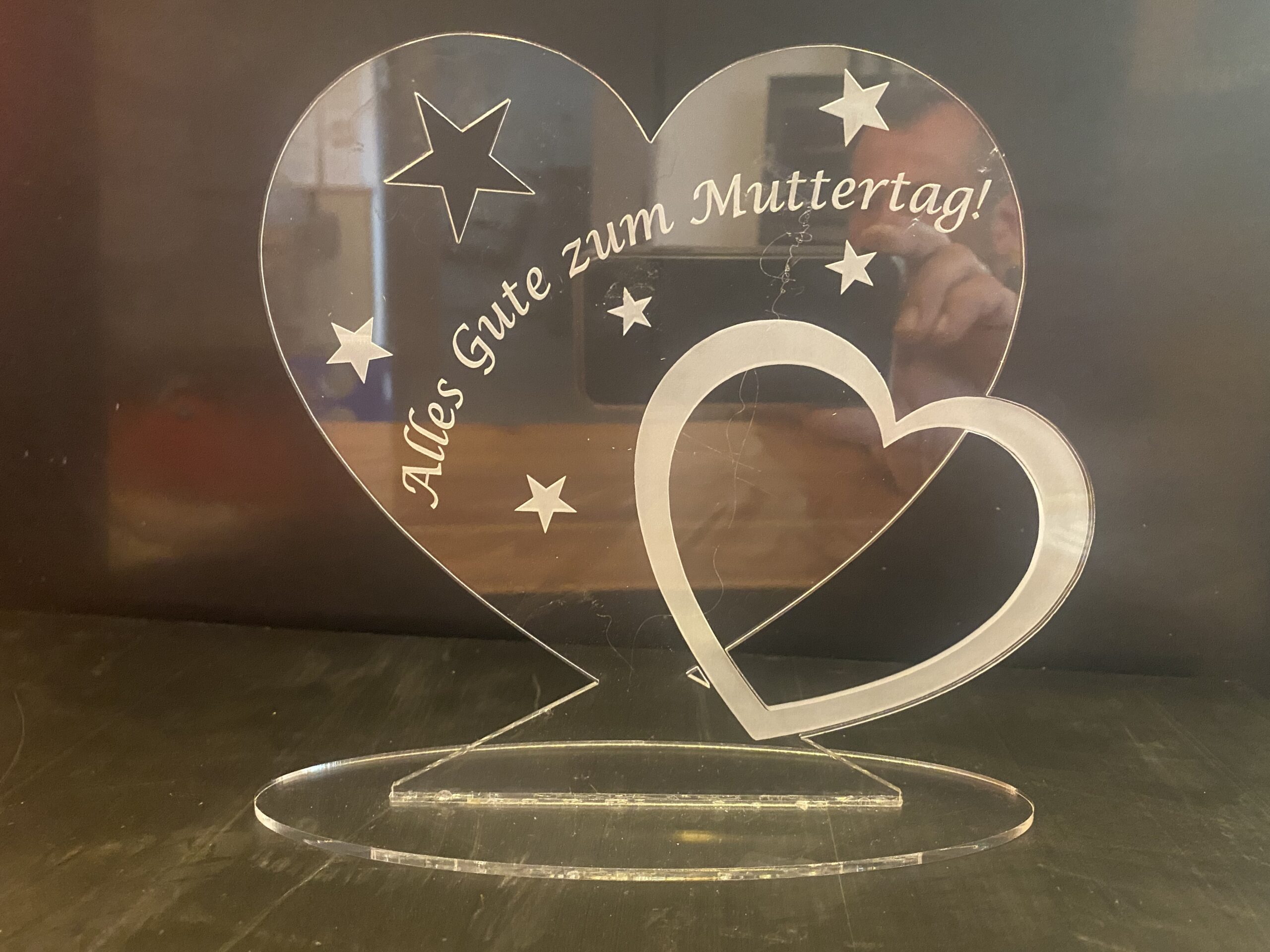 Herzförmiges Acrylschild mit Aufschrift Alles Gute zum Muttertag! und Sternen, ideales Geschenk für Mütter.