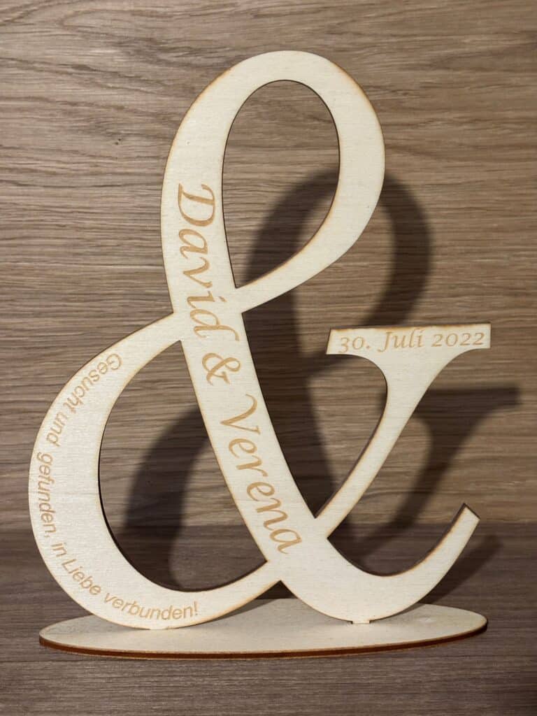 Lasergravierte Holzskulptur mit den Namen David und Verena, Datum 30. Juli 2022, als personalisiertes Geschenk.