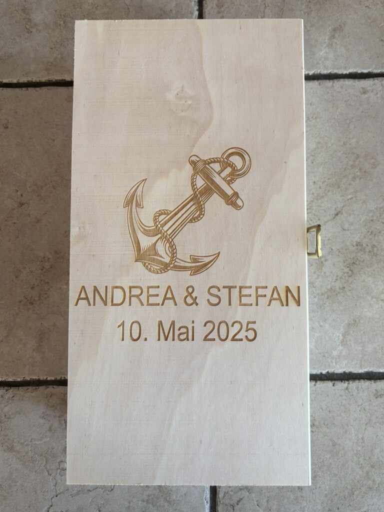 Holzkasten mit graviertem Anker, den Namen Andrea & Stefan und dem Datum 10. Mai 2025, ideal für personalisierte Geschenke.