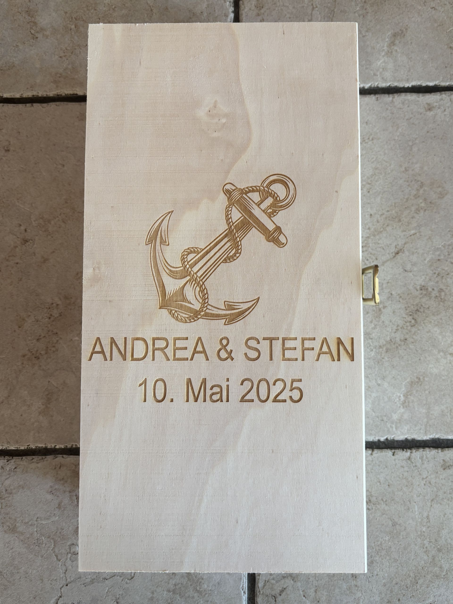 Holzbox-Gravur mit Anker-Motiv und „Andrea & Stefan, 10. Mai 2025“, ideal für Hochzeitsgeschenk.