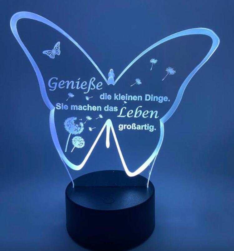 Schmetterlingslampe mit Zitat: Genieße die kleinen Dinge. Sie machen das Leben großartig. Beleuchtung in Blau.
