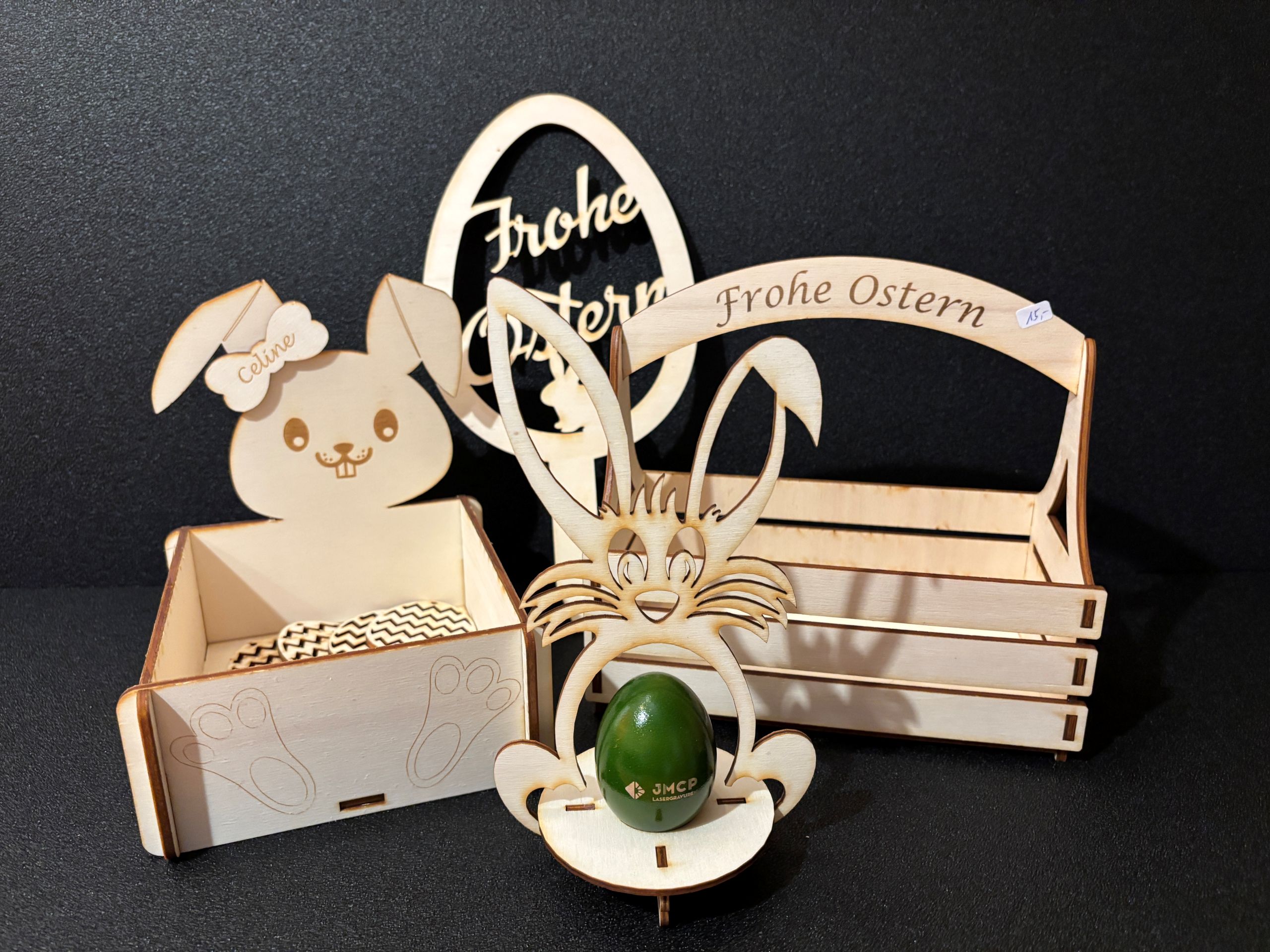 Holzdekoration zu Ostern: Hasenfiguren und Ostereierkorb mit Frohe Ostern Gravur, perfekt für Frühlingsdeko.