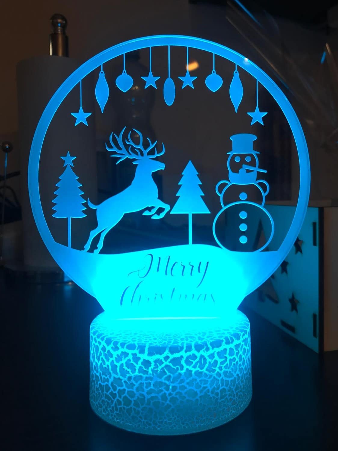 Leuchtende Weihnachtslampe mit Gravur von Rentier, Schneemann und Tannenbaum, ideal für personalisierte Geschenke.