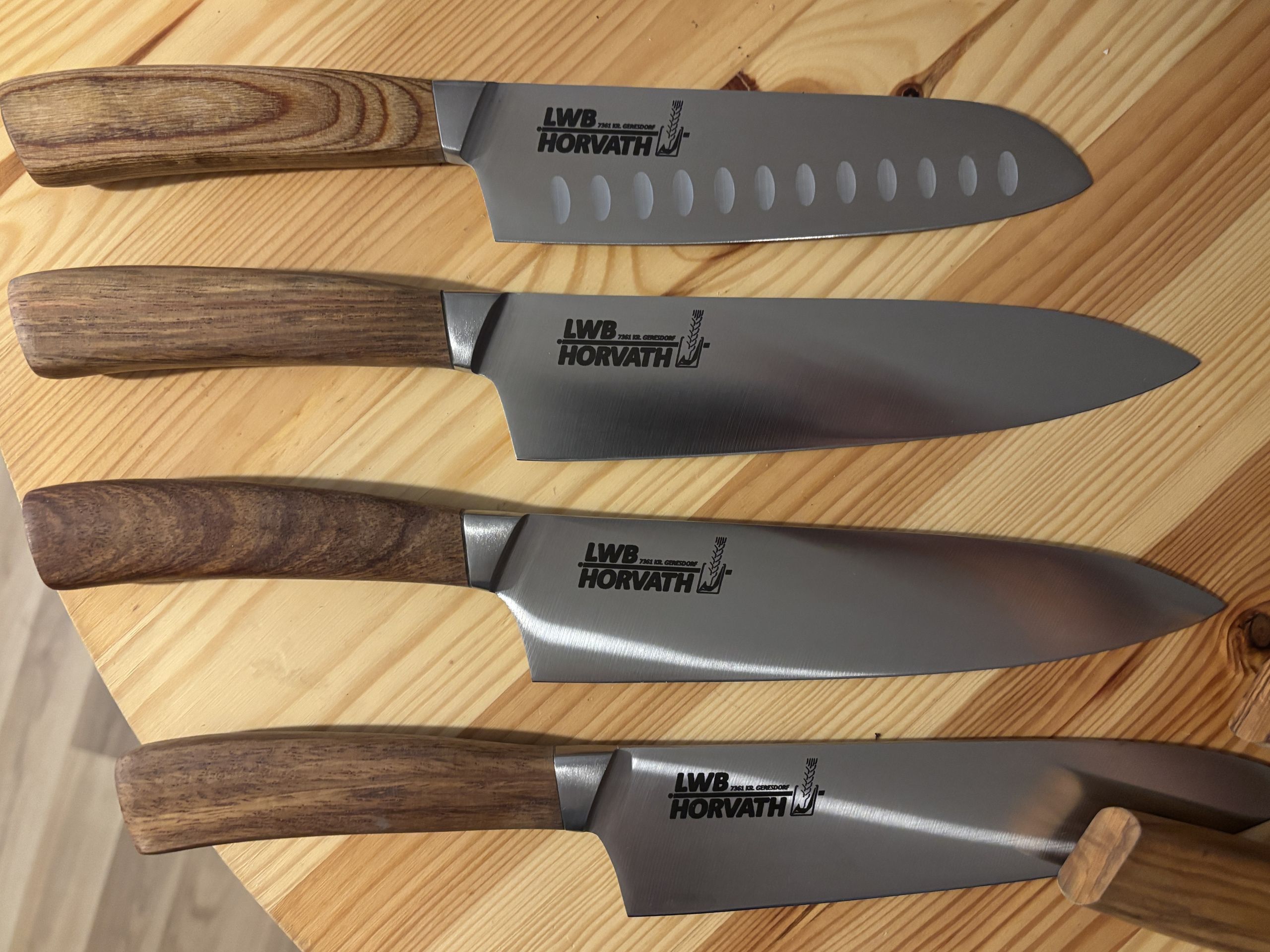 Hochwertige Küchenmesser mit Holzgriffen auf einem Holztisch, ideal für präzises Schneiden und Kochen.