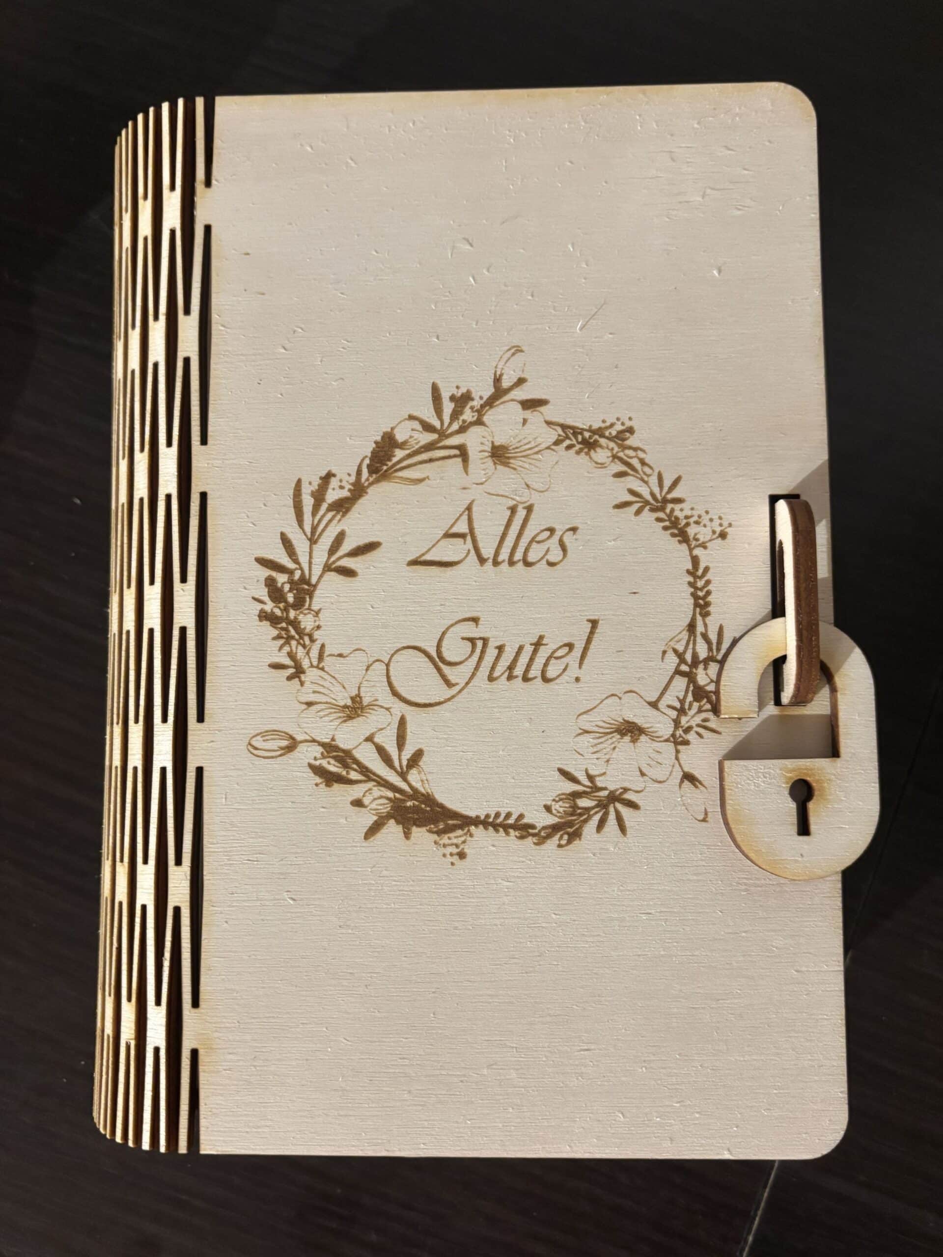 Holz-Notizbuch mit lasergraviertem floralen Kranz und Alles Gute!-Schriftzug, ideal als personalisiertes Geschenk.